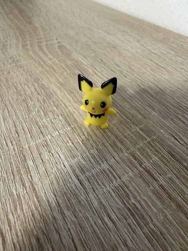 Pikachu pokémon mini figure - pikachu,